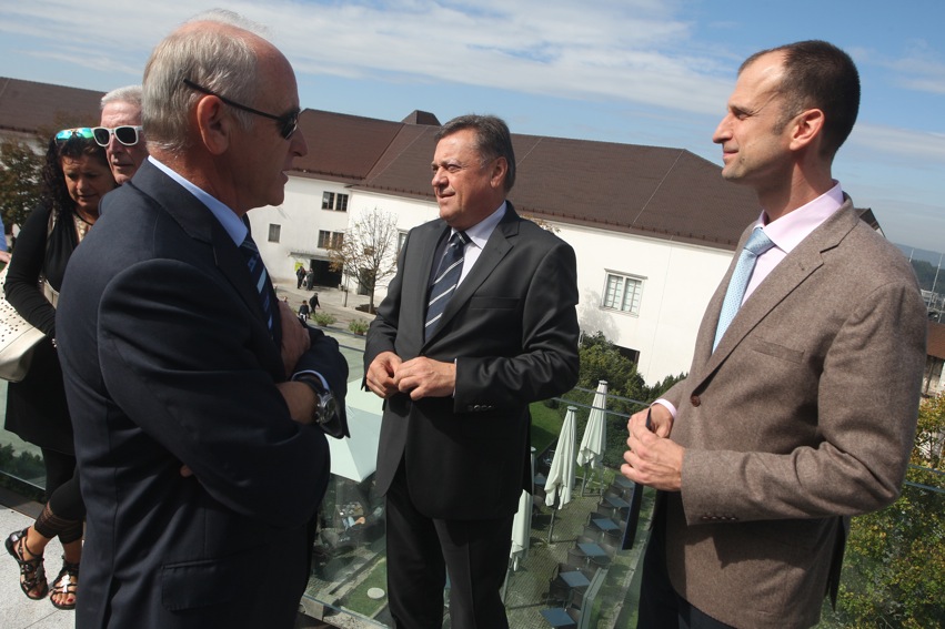 140926 podpis pogodbe z Ikeo nrovan 018