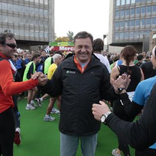Vsako leto na maratonu župan podarja petke.